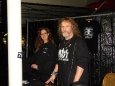 Jolanda & André achter de stand van John Corabi