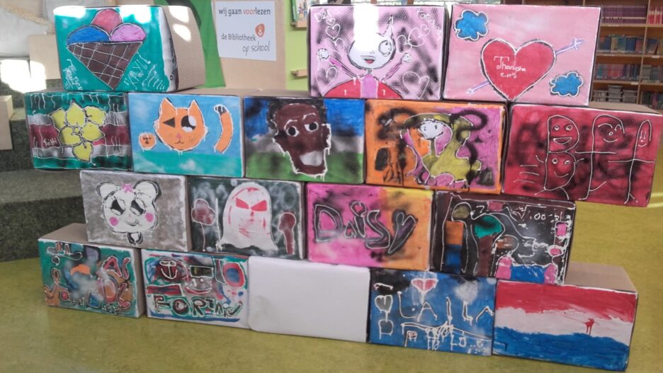 Kunstmuur van beschilderde dozen